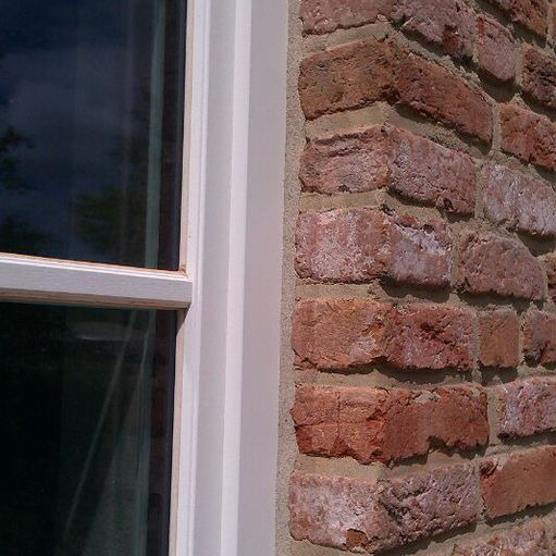 Fensteranschlussfuge von außen besandet / Window connecting joint from the outside sanded
